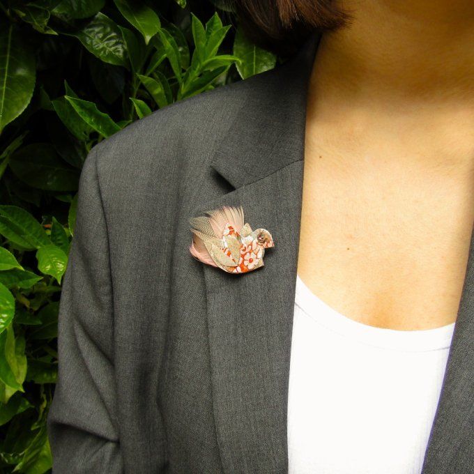 BROCHE POULE  FLEURS CORAIL