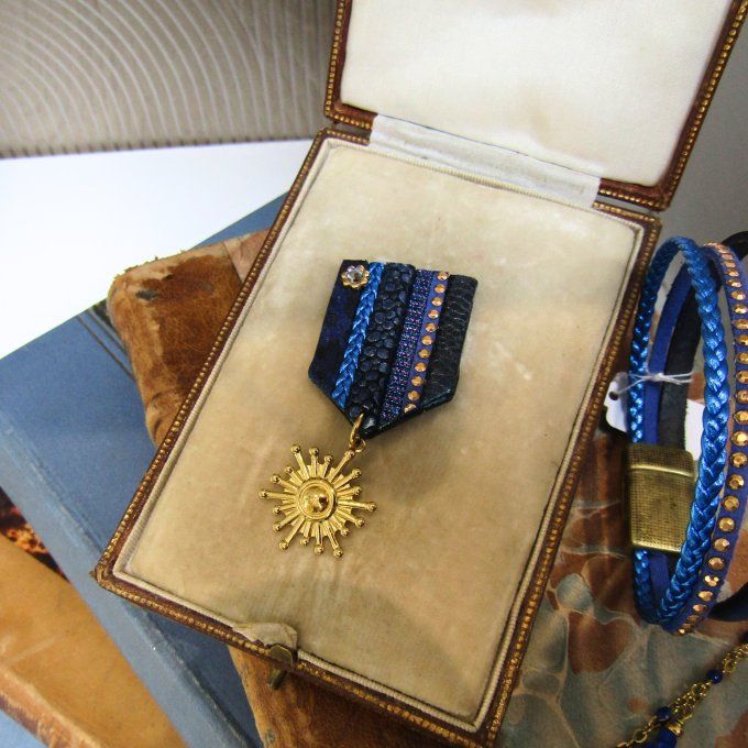 BROCHE RECOMPENSE BLEU OR