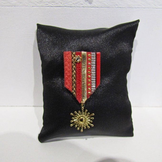 BROCHE RECOMPENSE ROUGE OR