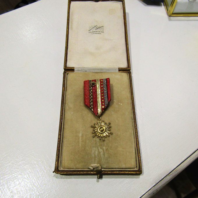 BROCHE RECOMPENSE ROUGE OR