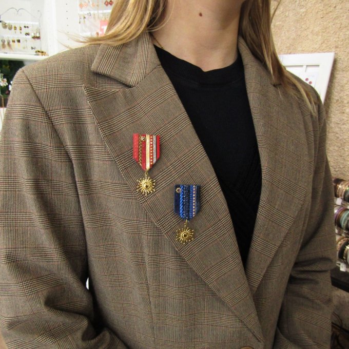 BROCHE RECOMPENSE ROUGE OR